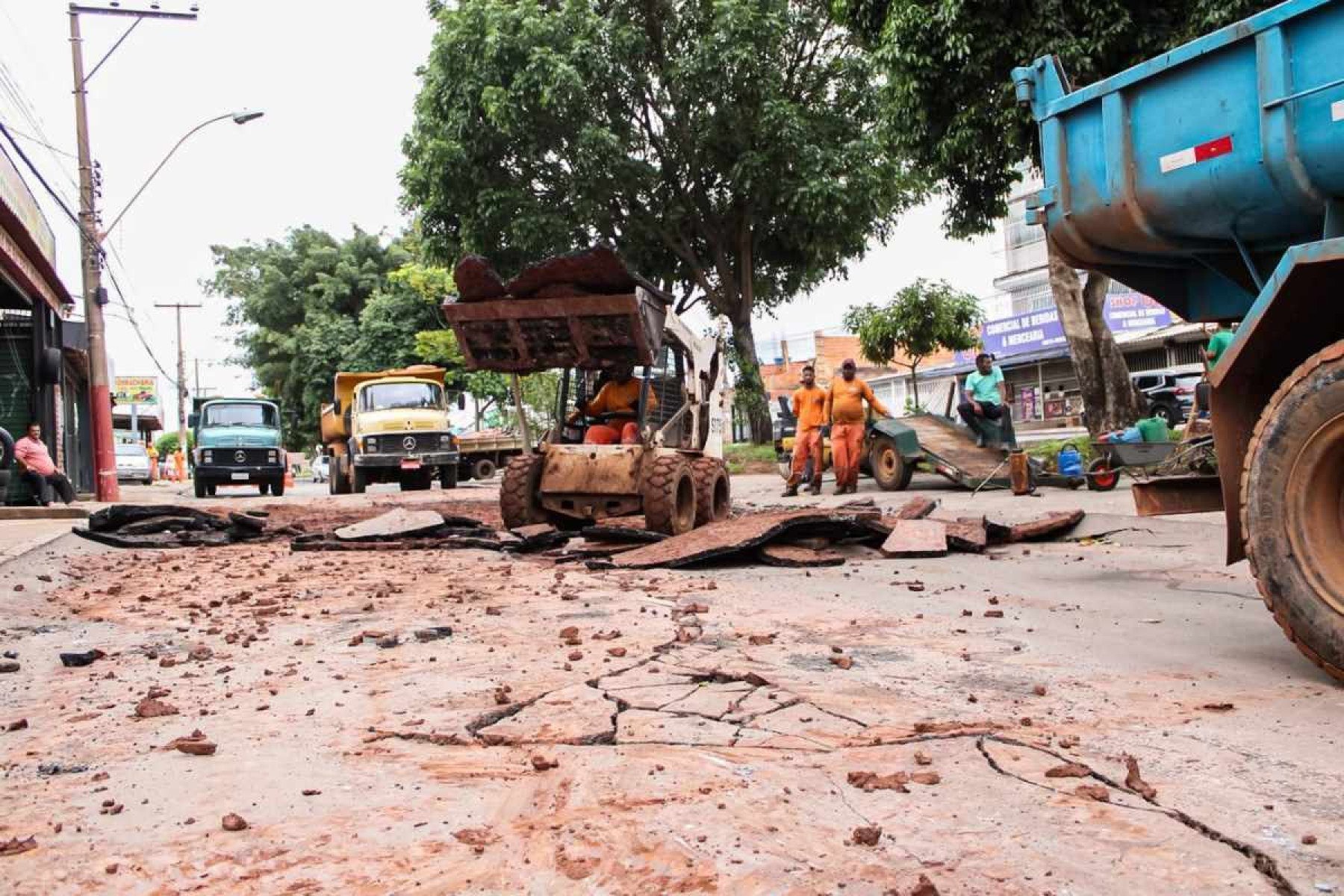 Restauração foi iniciada nesta segunda (25), após fortes chuvas que descolaram o asfalto no Sol Nascente