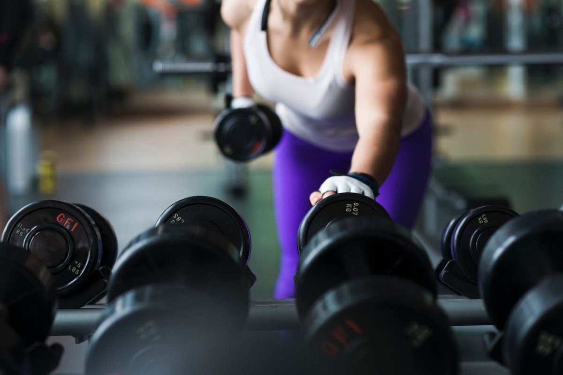 Excesso de carga durante o treino e a má postura durante a execução do exercí­cio podem ser motivos para as dores