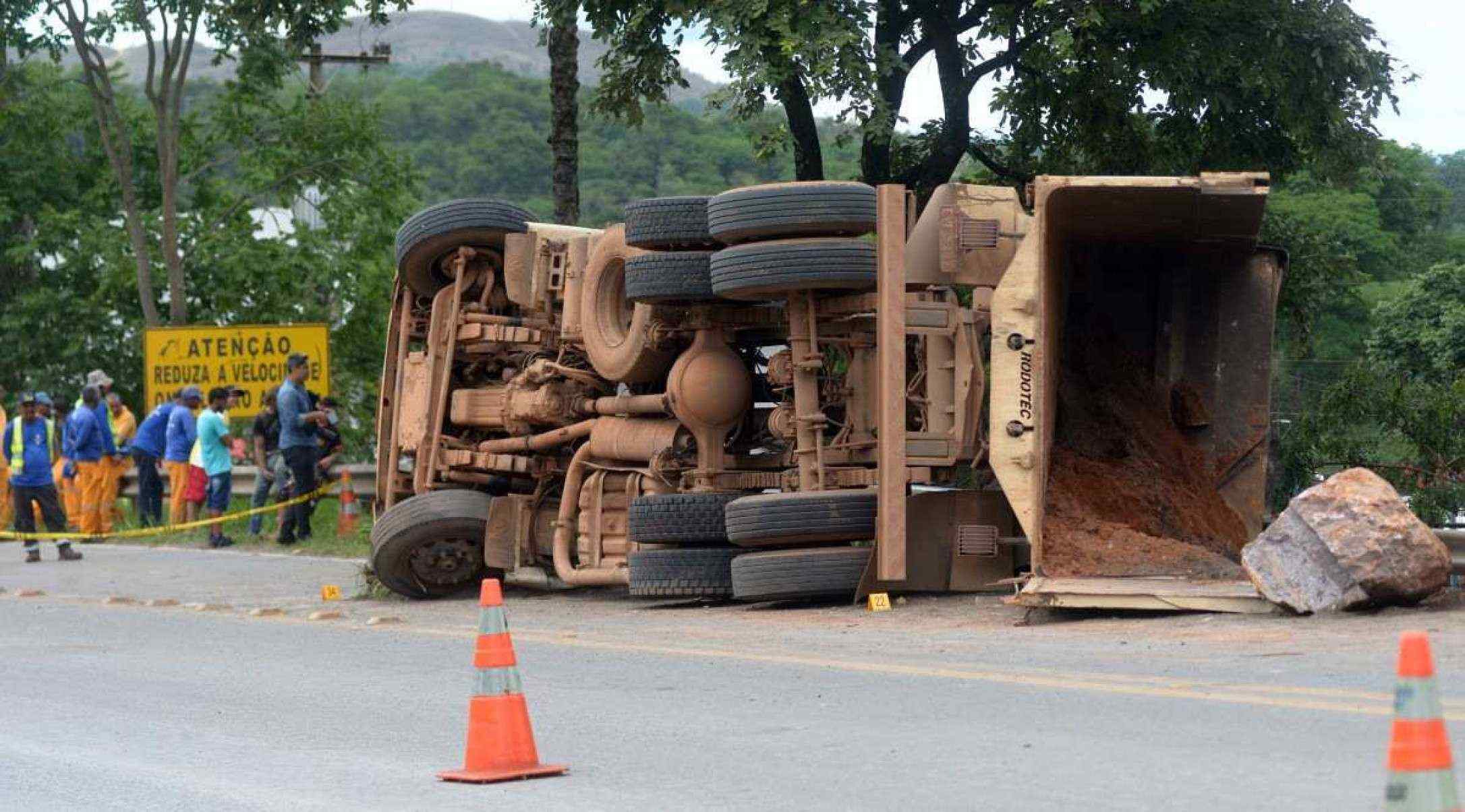  26/11/2024 Credito: Ed Alves/CB/DA.Press. Cidades. Acidente com caminhão de areia mata criança de 9 anos na Fercal. O caminhão tombou na DF-150.