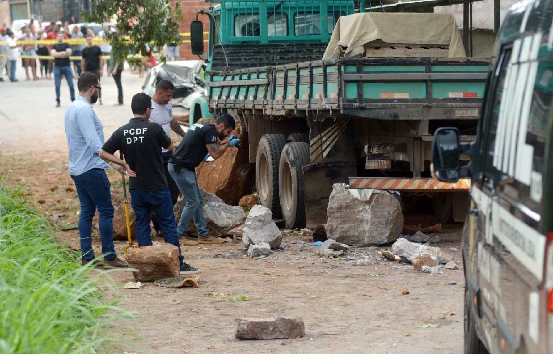  26/11/2024 Credito: Ed Alves/CB/DA.Press. Cidades. Acidente com caminhão de areia mata criança de 9 anos na Fercal. O caminhão tombou na DF-150.