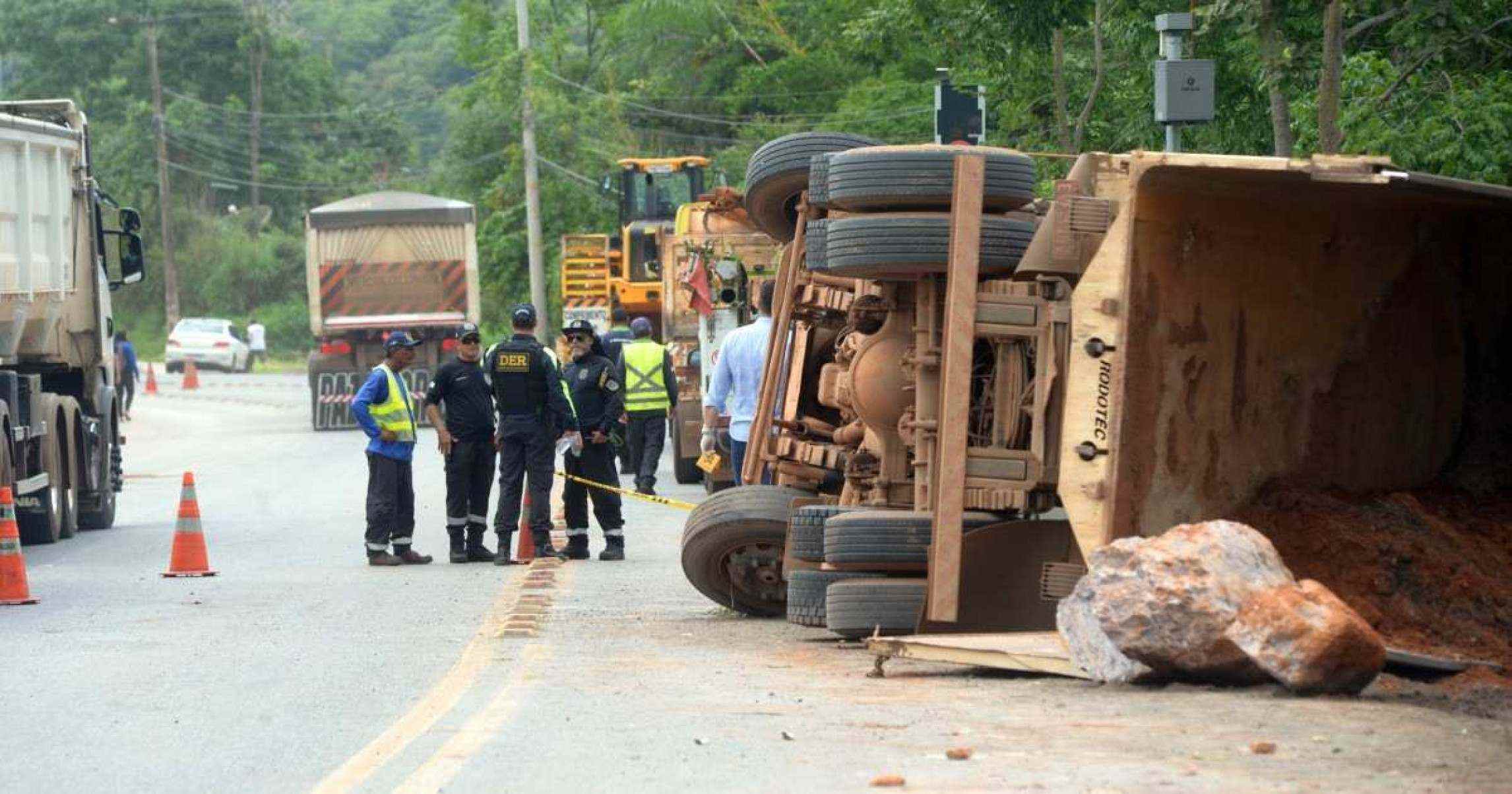  26/11/2024 Credito: Ed Alves/CB/DA.Press. Cidades. Acidente com caminhão de areia mata criança de 9 anos na Fercal. O caminhão tombou na DF-150.