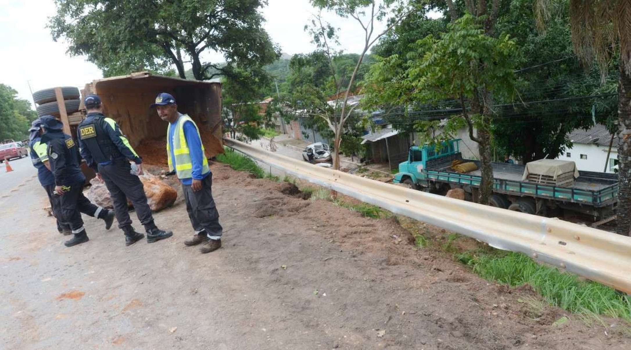  26/11/2024 Credito: Ed Alves/CB/DA.Press. Cidades. Acidente com caminhão de areia mata criança de 9 anos na Fercal. O caminhão tombou na DF-150.