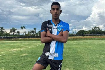 Revelado pelo Goiás, o jovem defensor passou por todas as categorias de base do Esmeraldino antes de chegar ao Coruja, onde assinou contrato por empréstimo  -  (crédito: SAF Capital / Divulgação )