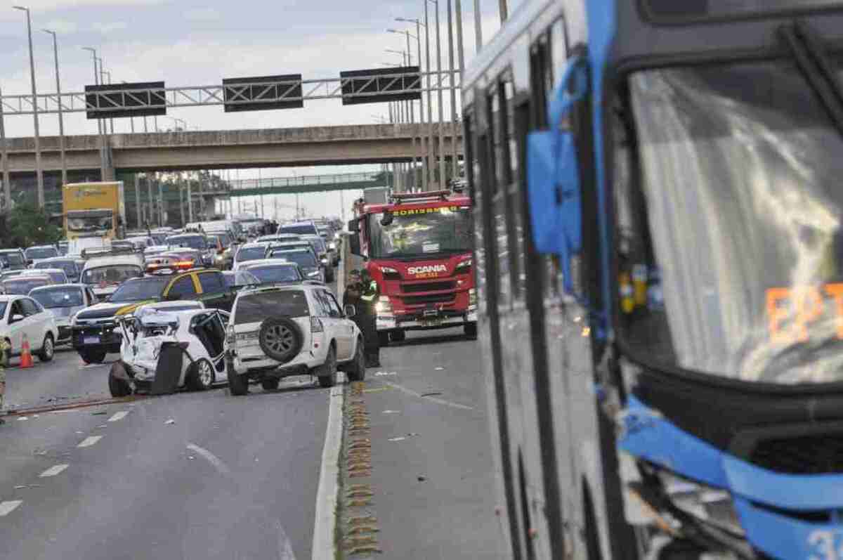 Acidente envolvendo quatro veículos na EPTG -  (crédito: Foto: Minervino Junior/CB)