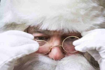 Papai Noel corrige seus óculos em seu escritório no Santa Park perto de Rovaniemi, Lapônia Finlandesa -  (crédito: JONATHAN NACKSTRAND / AFP)