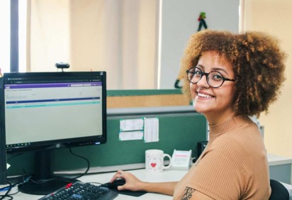 Larissa Figueredo, 25 anos, estagia na Controladoria-Geral do Distrito Federal e integra a porcentagem de 60% das jovens negras contratadas -  (crédito:  Kayo Magalhães/CB/D.A Press)