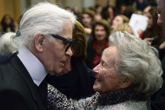 O estilista alemão Karl Lagerfeld (E) conhece Eliane Heilbronn no Instituto de Estudos Políticos (IEP) ou 