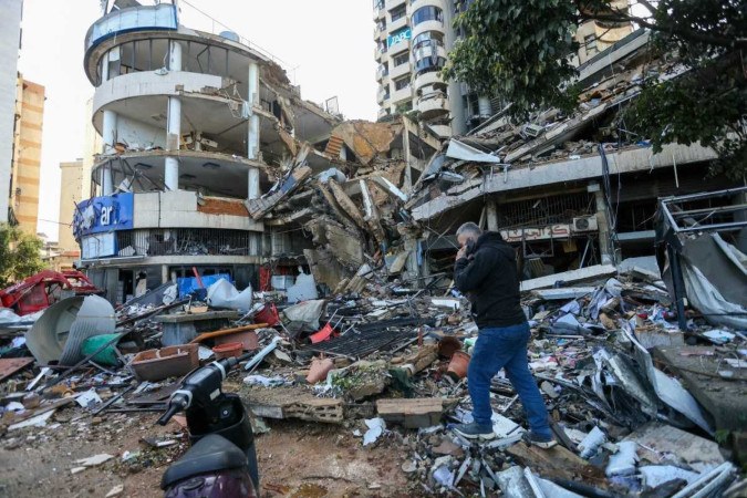 A fumaça sobe após os bombardeios israelenses na área xiita de Beirute: 20 ataques em dois minutos 
