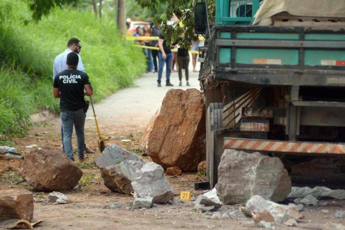 Polícia investiga se o caminhão estava irregular, teve falha mecânica ou se a carga excedeu o limite permitido -  (crédito:  Ed Alves/CB/DA.Press)