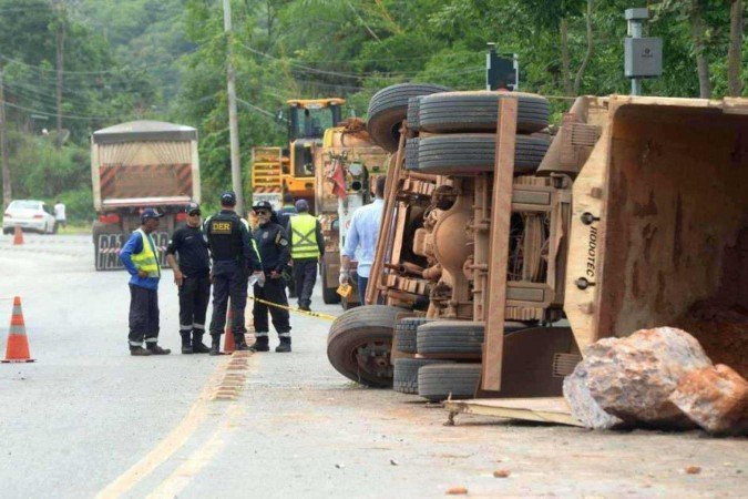  26/11/2024 Credito: Ed Alves/CB/DA.Press. Cidades. Acidente com caminhão de areia mata criança de 9 anos na Fercal. O caminhão tombou na DF-150.