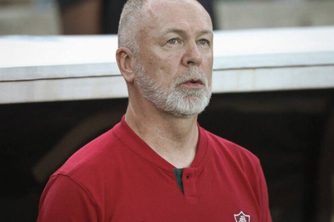 TÉC: MANO MENEZES - Optou em manter Martinelli na equipe titular e além do meia não ter feito um grande jogo, desagradou os torcedores no Maracanã. Além disso, as alterações feitas durante a partida não surtiram efeito e o treinador acabou sendo vaiado pela torcida. NOTA: 4,0 - Foto: LUCAS MERÇON / FLUMINENSE F.C.