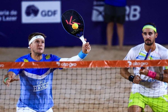 O catarinense André Baran e o italiano Michele Cappelletti estão entre os destaques do torneio entre as melhores duplas do beach tennis no DF -  (crédito: Marcello Zambrana)