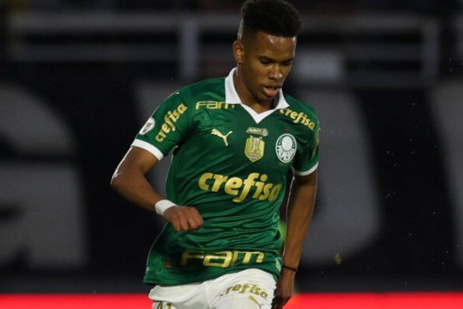 ESTÊVÃO - Foi o jogador que mais criou pelo lado palmeirense. Várias jogadas individuais pelo lado direito do ataque, que deixou a defesa alvinegra pendurada no jogo. Acabou falhando no lance do primeiro gol, mas o que não apaga o seu diferencial em meio a derrota. Nota: 6,5. (Foto:Cesar Greco / Palmeiras)