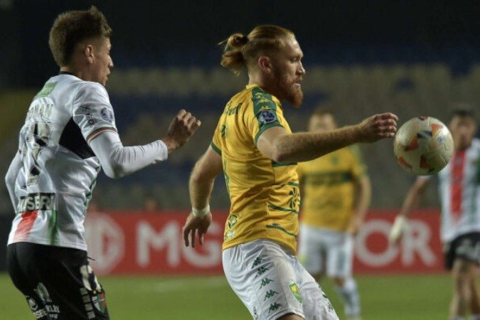 Isidro Pitta (com a bola) disputa com Léo; jogador pode parar no Vasco - (crédito: Foto: AssCom Dourado) Isidro Pitta (com a bola) disputa com Léo; jogador pode parar no Vasco - (crédito: Foto: AssCom Dourado)