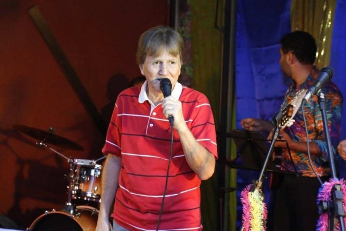 Roberto Marques também era apaixonado pela música: tocava teclado e fazia parte de grupos musicais de Brasília -  (crédito: Facebook/Roberto Marques)