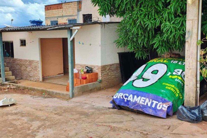 O carro de Adilson Peixoto, coberto por uma lona, quase invadiu a casa onde ele morava