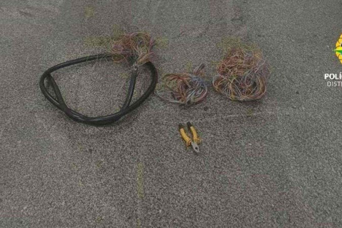 A PMDF abordou os suspeitos logo no início da retirada dos cabos elétricos - (crédito: Divulgação/PMDF) A PMDF abordou os suspeitos logo no início da retirada dos cabos elétricos - (crédito: Divulgação/PMDF)