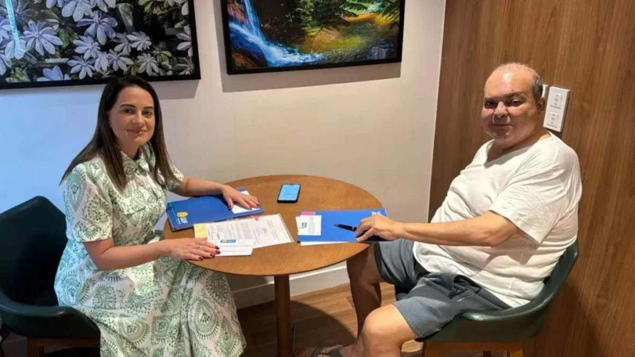 Ibaneis despachando como governador dentro do hospital 