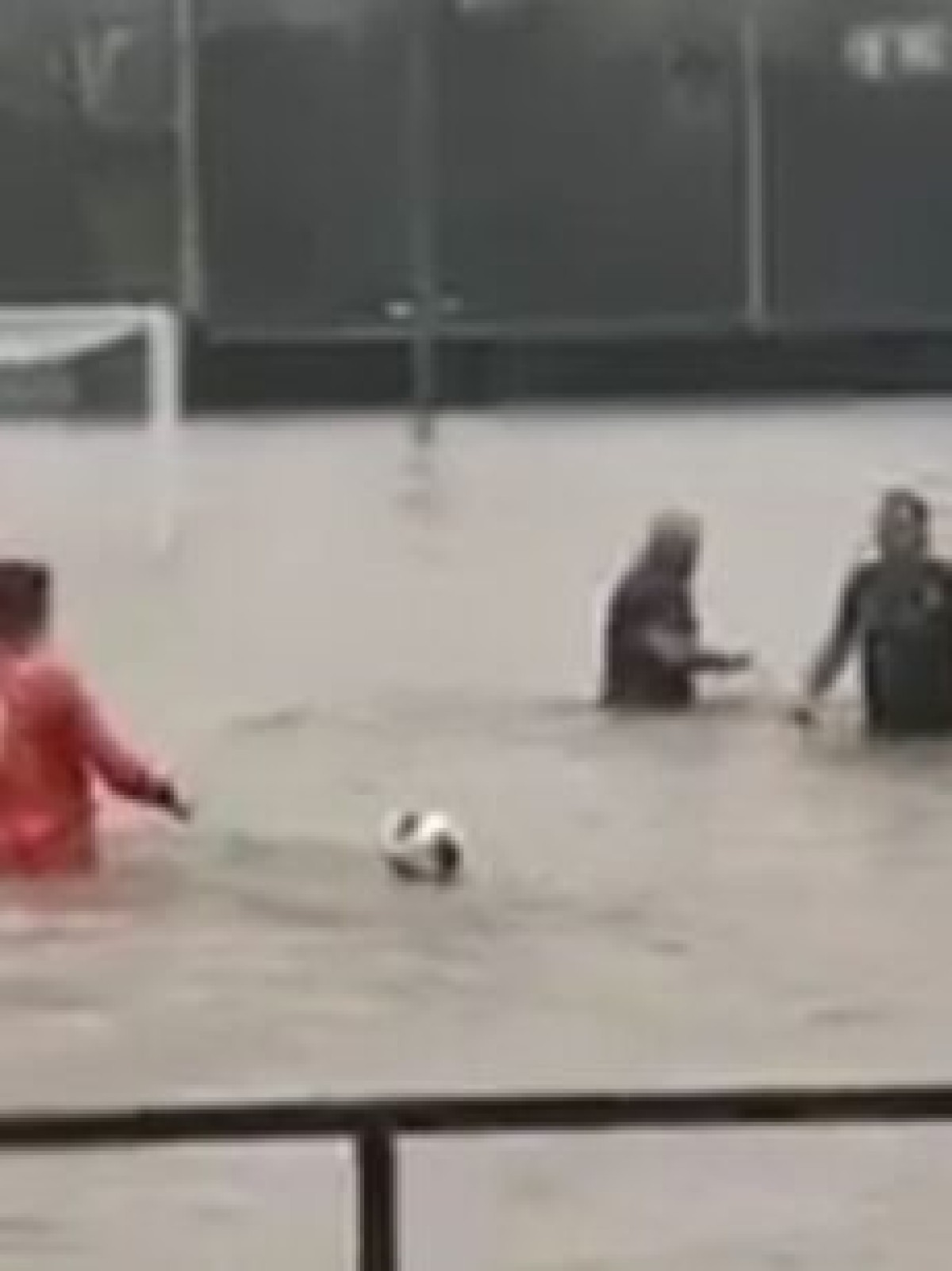 Jogadores de time inglês viralizam com &#8216;partida&#8217; em campo alagado; veja - No Ataque Internacional