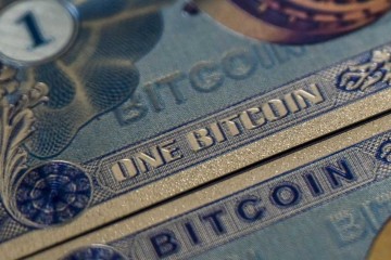 Esta fotografia ilustrativa mostra notas físicas da criptomoeda Bitcoin -  (crédito: Ozan KOSE / AFP)