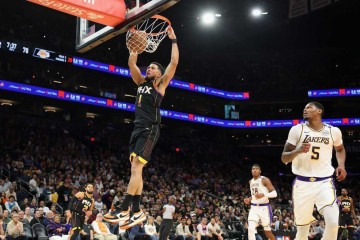 Apesar do embate entre LeBron e Durant, foi Devin Booker quem roubou a cena: ele foi o cestinha com 26 pontos, além de ter anotado um duplo-duplo com outras 10 assistências        -  (crédito: Christian Petersen / AFP)