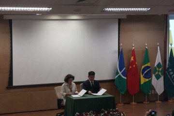 O acordo foi assinado pela reitora da UnB, Rosana Nabes, e pelo vice-presidente da China Agricultural University, Taisheng Du -  (crédito: Victor Correia/CB/D.A. Press)