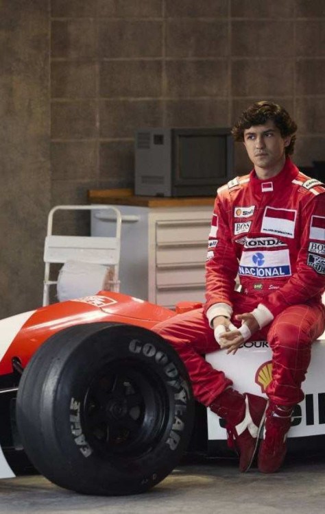 A vida de Senna é mostrada além das pistas na minissérie -  (crédito: Alan Roskyn/Netflix)