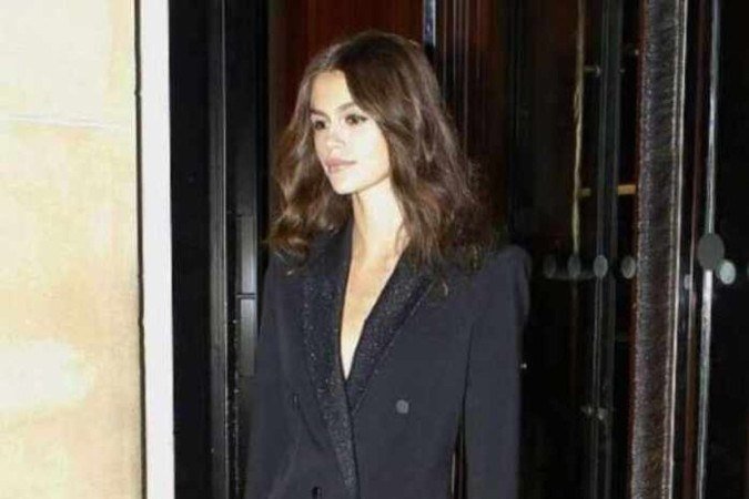 Usar um maxiblazer como vestido é uma opção estilosa