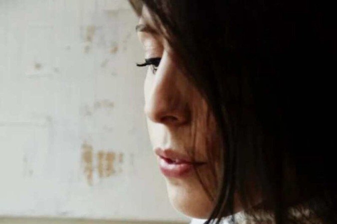 O brinco colocado na roupa é um truque de styling 