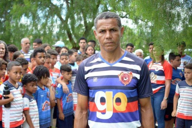 O professor de futebol Elicarlos Moreira, 46, destacou o talento do menino