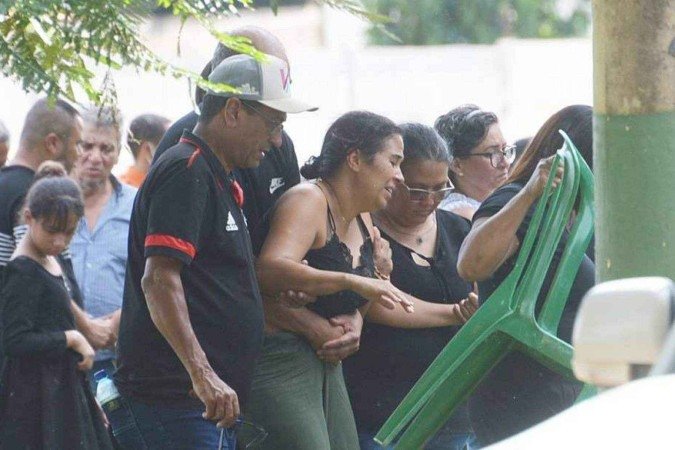  27/11/2024 Credito: Ed Alves/CB/DA.Press. Cidades. Enterro do garoto Guilherme Pires - Vitima das Pedras que cairma caminhão na Fercal. Cemiterio de Sobradinho. 