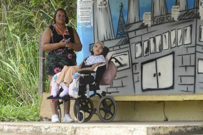 Mariana de Jesus diz que é um desafio ao atravessar via na Fercal com a filha Railana