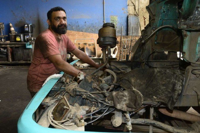 Gilson Pereira Martins é mecânico de caminhões há 35 anos