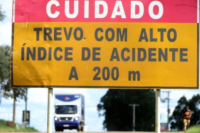 Placas em São Sebastião alertam o perigo na rodovia da região