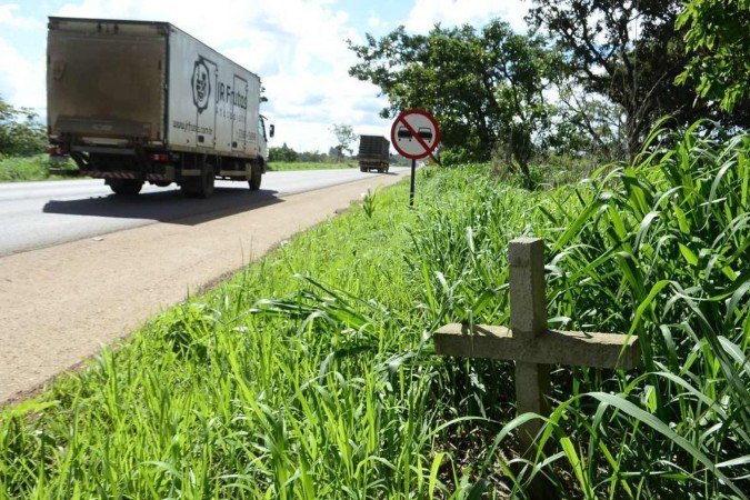 Cruz no canteiro da pista da BR- 251 reflete o perigo do trecho
