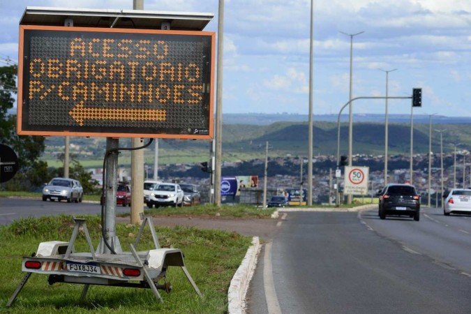 Entrada de São Sebastião com aviso de proibição do acesso de caminhões