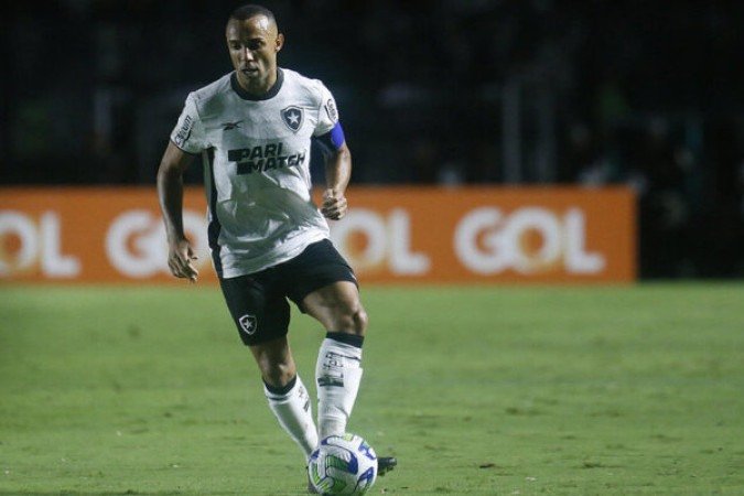 MARÇAL - Reforçou a pegada do time pela esquerda, mas não conseguiu evitar um drible desconsertante de Estêvão logo na primeira participação do lateral. NOTA 5,5 - Foto: Vitor Silva/Botafogo