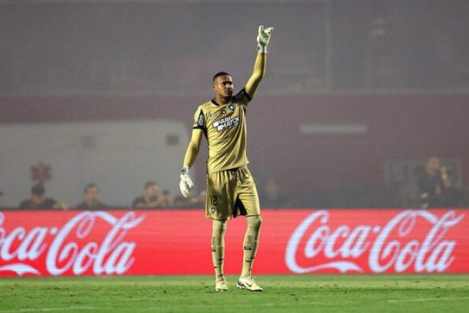 JOHN -  Ficou no meio do caminho em escanteio que quase resultou em gol do Palmeiras, mas se destacou com uma defesaça em cabeceio de Marcos Rocha. Fez algumas ligações rápidas para romper a primeira linha de marcação. - NOTA 6,5 - Foto: Vitor Silva/Botafogo