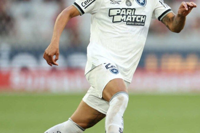 VITINHO -  Com características ofensivas, deu muito trabalho a Felipe Anderson. Nos duelo com Caio Paulista, também se saiu bem e buscou combinações de perigo com os homens de ataque. Defensivamente, também saiu-se muito bem. - NOTA 7,5 - Foto: Vitor Silva/Botafogo