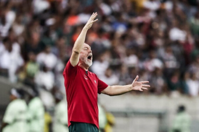 Mano Menezes com cara de poucos amigos em Fluminense 0 x 0 Criciúma -  (crédito: Foto: LUCAS MERÇON / FLUMINENSE F.C.)