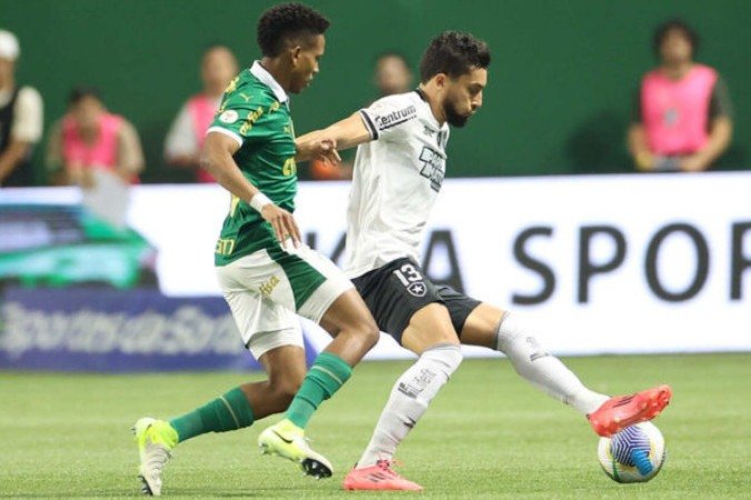 Alex Telles em ação com a camisa do Botafogo na vitória sobre o Palmeiras - (crédito: Foto: Vitor Silva/Botafogo.) Alex Telles em ação com a camisa do Botafogo na vitória sobre o Palmeiras - (crédito: Foto: Vitor Silva/Botafogo.)