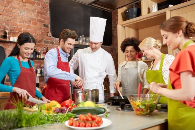 Os cursos de culinária são uma excelente alternativa para aprimorar as habilidades na cozinha e se destacar no mercado (Imagem: Ground Picture | Shutterstock) -  (crédito: EdiCase)