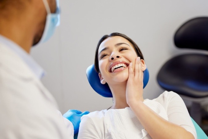 Roer as unhas pode prejudicar a saúde bucal de diversas formas (Imagem: PeopleImages.com - Yuri A | Shutterstock)  -  (crédito: EdiCase)