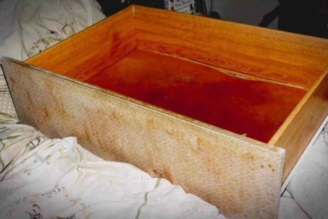 A mãe se declarou culpada de quatro crimes ligados à crueldade contra crianças -  (crédito: Chesire Police/Divulgação)