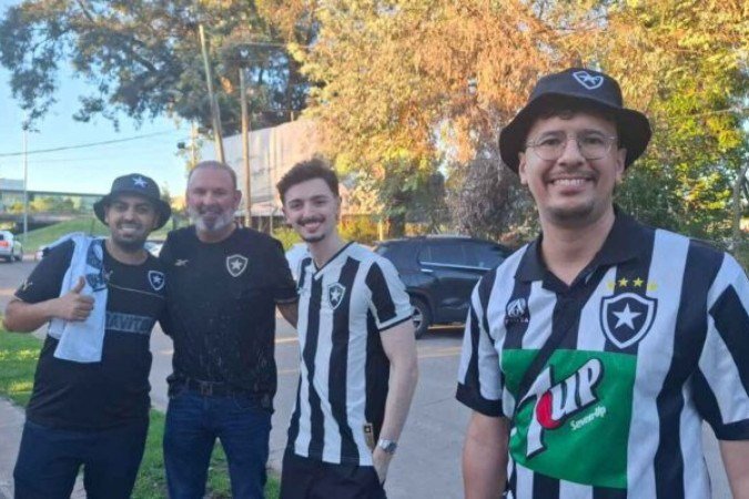 Torcedores do Botafogo marcam presença na chegada do time -  (crédito: Foto: Leonardo Pereira/J10)