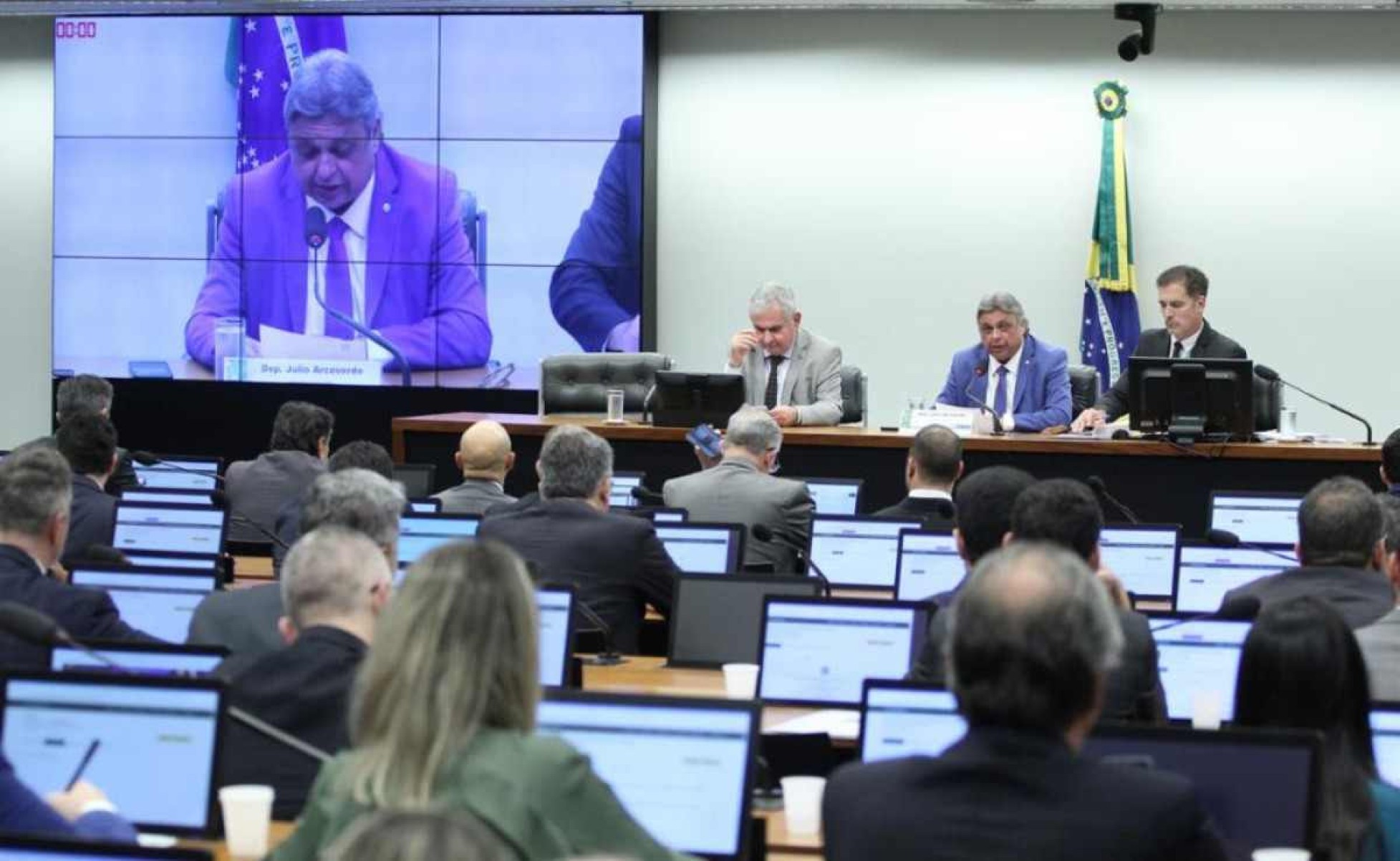 CMO aprova instrução que garante emendas indicadas pelo Congresso