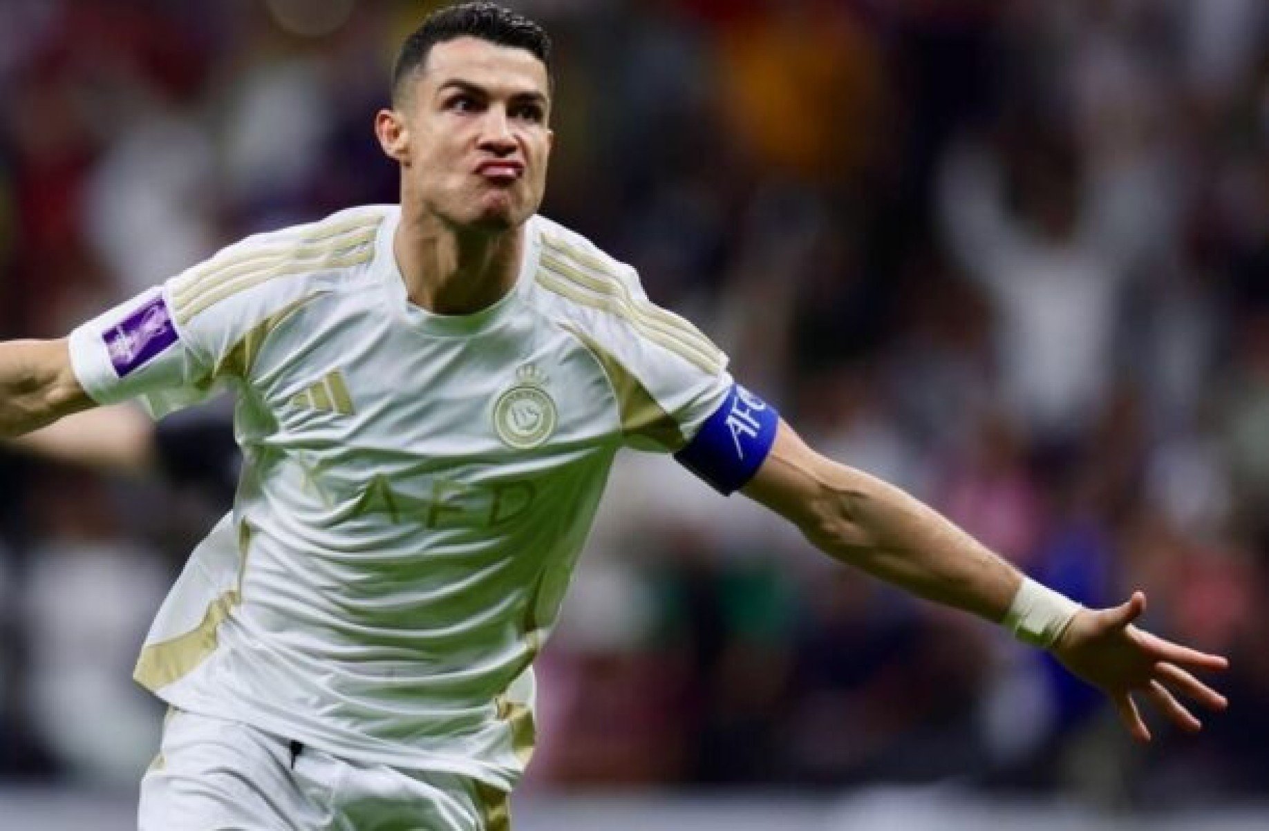 Cristiano Ronaldo posta foto de sunga, e detalhe chama atenção