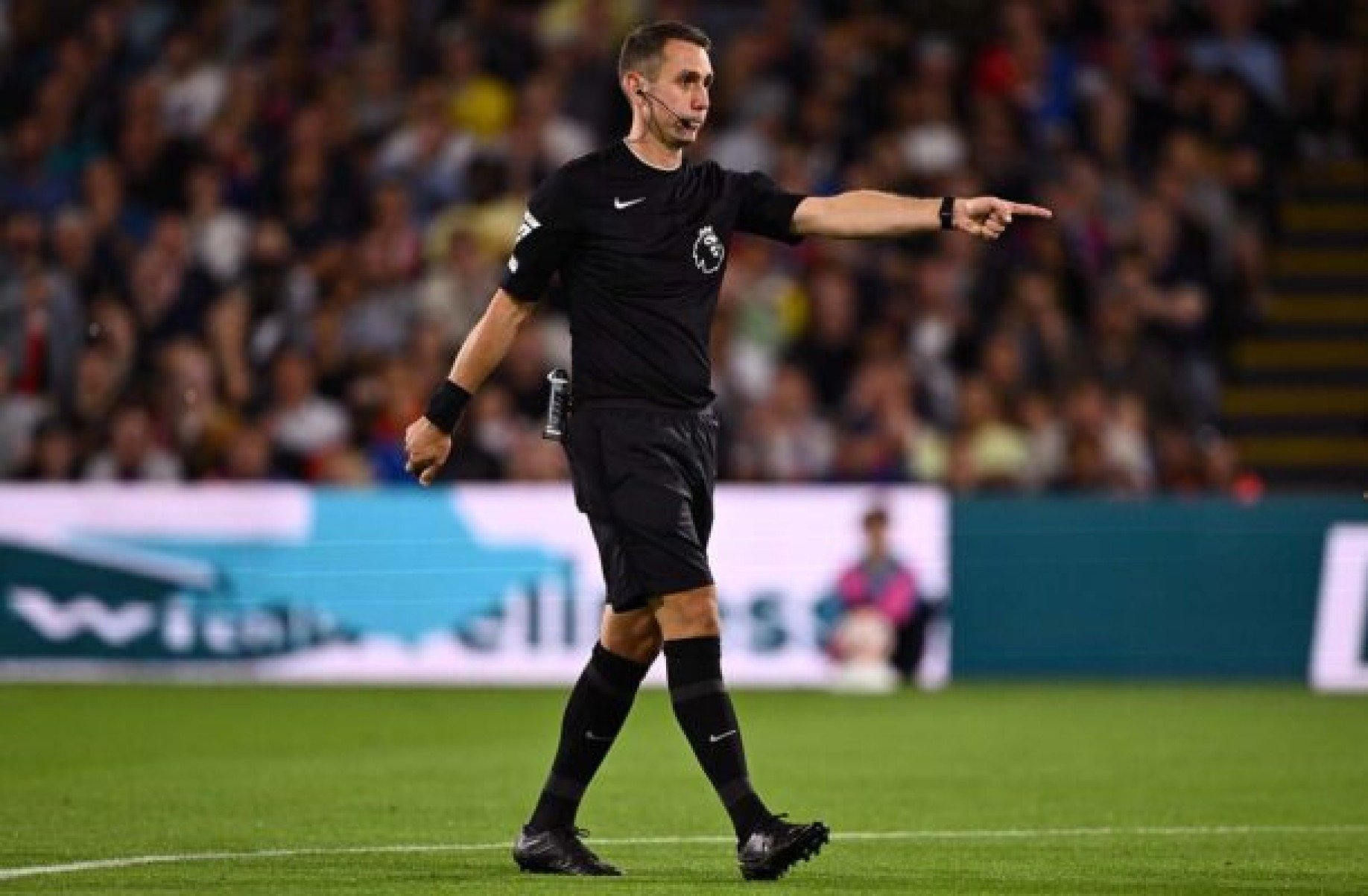  LONDON, ENGLAND - AUGUST 21: Referee David Coote awards a penalty to Arsenal during the Premier League match between Crystal Palace and Arsenal FC at Selhurst Park on August 21, 2023 in London, England. (Photo by Mike Hewitt/Getty Images)
     -  (crédito:  Getty Images)