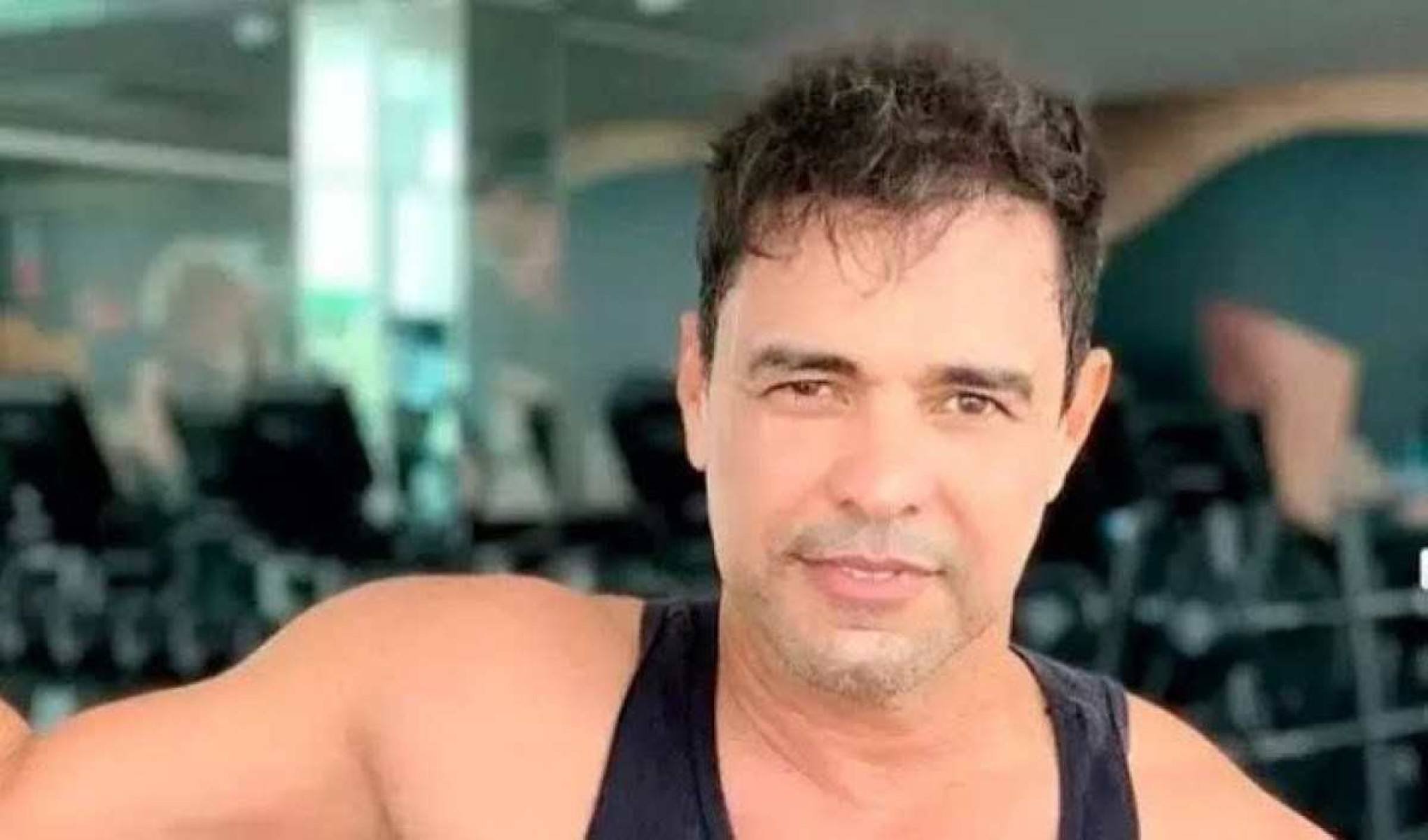 Dado Dolabella presenteia Zezé Di Camargo com 'pedrinhas' misteriosas