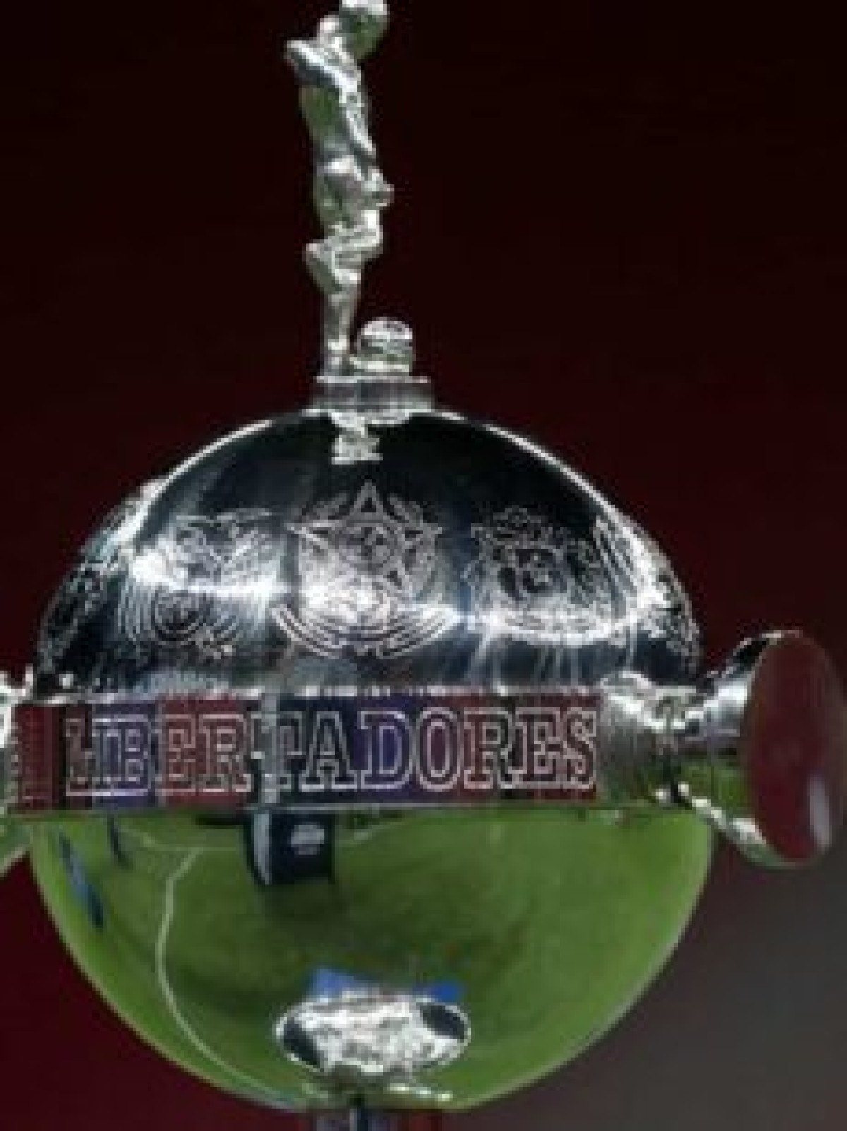  View of the Copa Libertadores trophy before the Recopa Sudamericana 2021 final football match between Brazil's Palmeiras and Argentina's Defensa y Justicia, at the Mane Garrincha Stadium in Brasilia, on April 14, 2021. / AFP / POOL / UESLEI MARCELINO

       -  (crédito:  AFP)